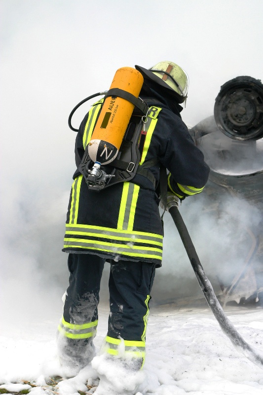 Wąż strażacki w akcji gaszenia pożaru katastrofy drogowej